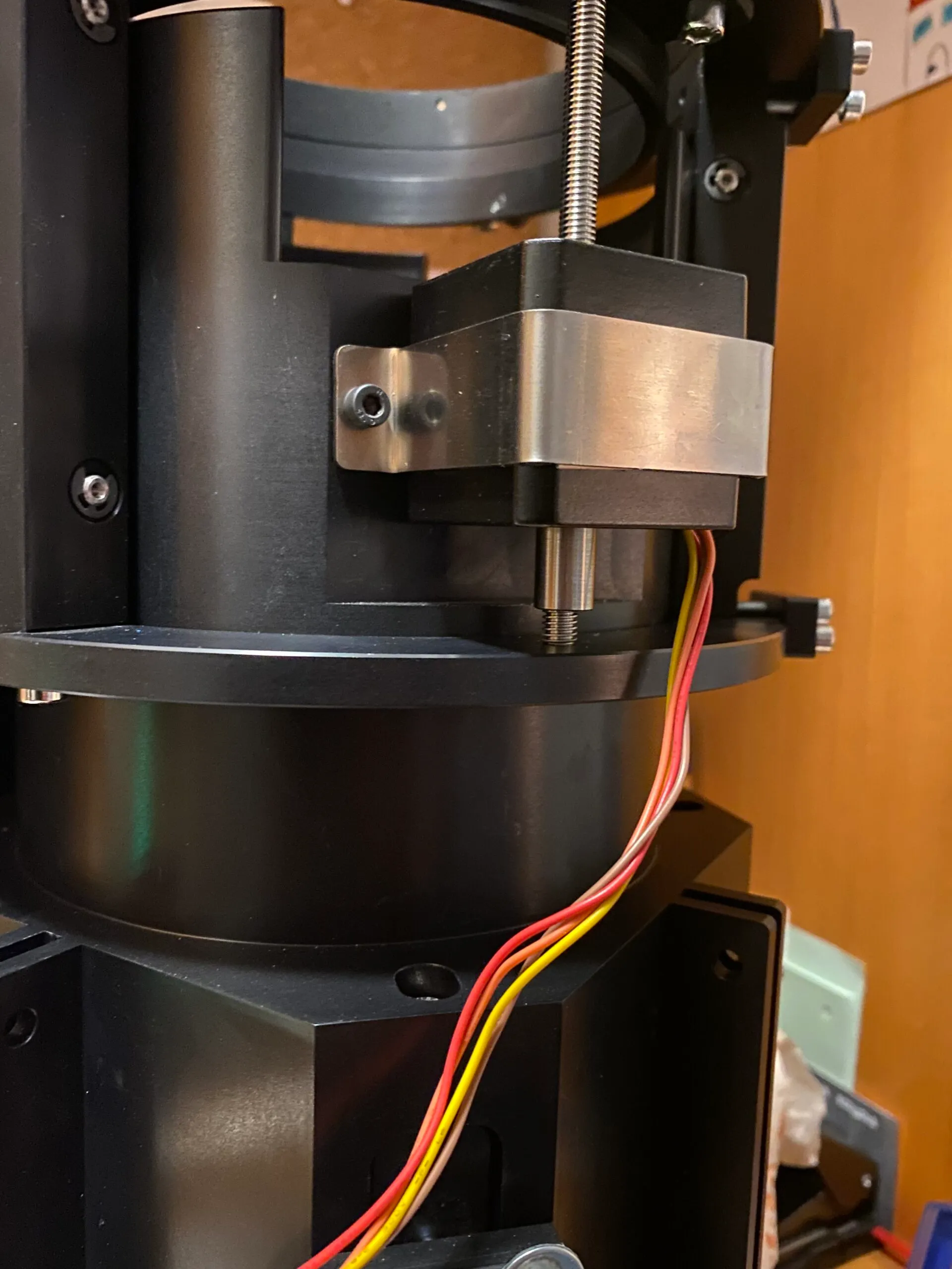 Stepper motor on the focuser device